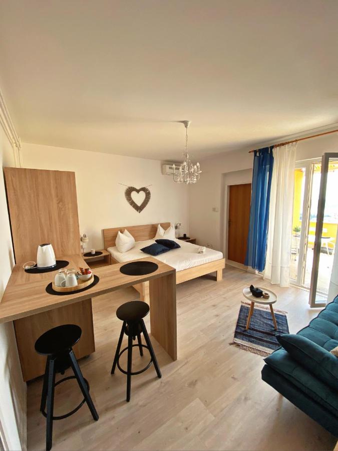 The Manzoni Family 3 Hotell Punat Exteriör bild